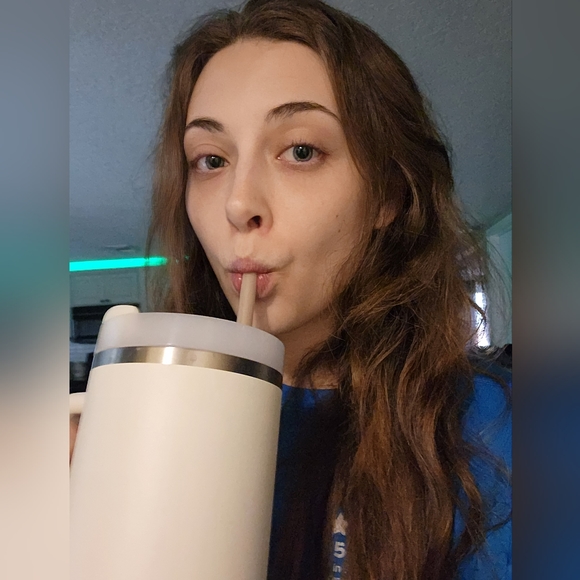 Hi, I'm Carissa. I ❤️ ♻️ 👚👖's. Trying to help the 🌍 one🧵 at a ⏰️ - Picture 3 of 5